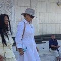 Kakva elegancija! Lepa Brena blistala na krštenju svoje unuke, još jednom pokazala šta znači sofisticiran izgled