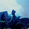 Projektili pogodili tržni centar u Dnjepru: Bukti veliki požar nakon ruskog napada, hitne službe na terenu
