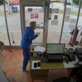 (Foto, video) Srna proletela kroz izlog! Šok na pumpi kod Čačka