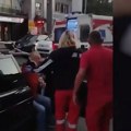 (Video) Težak incident u Mirijevu: Aktivista Srpske napredne stranke (81) gurnut na automobil u pokretu, prevezen u Urgentni