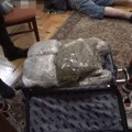 Snimak hapšenja dilera među kojima je i maloletnica: Ovako im je policija upala u stan i našla kofer pun droge