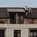 Strašno! Devojčice od 9 i 12 godina se popele na krov zgrade: Evo šta su radile! "Roditelji, molim vas, upozorite decu!"…