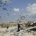 Gaza: Osamnaestoro poginulo dok su pokušavali da pokupe hranu bačenu padobranima