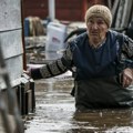 Evakuisano preko 100 hiljada ljudi: Najveće poplave u poslednjih 80 godina, ljudi beže glavom bez obzira da se spasu vodene…