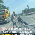 Svaka čast! Vozač izašao iz kamiona i ženi u kolicima pomogao da pređe ulicu: "Dugo je čekala, niko da joj stane" (video)