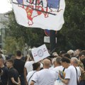 Reporteri Insajdera ispred Dorćol placa: Navijači i desničari i dalje blokiraju ulaz, uprkos zabrani okupljanja…