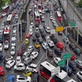 Udarni delovi Beograda jutros! Na Autokomandi totalni kolaps - vozači čekaju po 20 minuta da se bar malo pomere! (VIDEO)