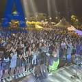 Preko 10.000 ljudi sa Lepom Brenom pevalo u glas: Neverovatan muzički spektakl u Novoj Varoši na otvaranju ovogodišnjeg…