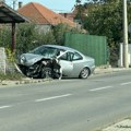 Sleteo sa puta, udario u banderu, pa se zakucao u ogradu: Nesreća na čačanskom bulevaru, vozač automobila prebačen u…