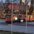 Sudarili se automobil i tramvaj: Saobraćajna nezgoda kod novog bas-a, prednji deo vozila smrskan (foto)