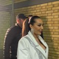 (Video) Šta to ima ispod sakoa? Koncert Cece Ražnatović u Novom Sadu: Folk diva oduševila stajlingom, a svi pričaju o…