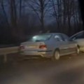 Udes kod Zemun Polja: Sudarila se 2 automobila, saobraćaj se odvija jednom trakom (video)