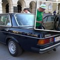 Mercedes koji je zamalo uništio mercedes - u centru Novog Sada parkiran Milutinov 300d star više od 40 godina, onaj koji se…