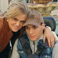 Slađana nosi sina Mitra na rukama do bolnice. Otac ga je napustio kad je bio beba - ni krivog ni dužnog: "Teško je biti sam u…
