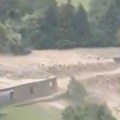 Hitna evakuacija: Poplave i klizišta, saobraćaj zaustavljen (video)