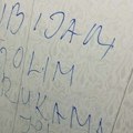 "Ubijam golim rukama": Komšinica stanarima u Kragujevcu danima pravi horor od života: Decu gađa staklenim flašama i preti nožem…
