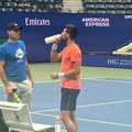 Novak trenirao na pustom Artur Ešu: U ovoj kombinaciji ga nismo videli, pod zatvorenim krovom odradio pripremu