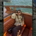 Žena nemanje matića venecijom šeta sa: 11.000 evra Aleksandra u kežual izdanju, a u rukama drži papreno skupu torbu (foto)