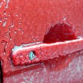 Zamrznuta vrata na automobilu? Evo kako da ih otvorite bez oštećenja