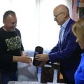 Vučević ratnom veteranu i borcu sa Košara uručio uverenje o boračkoj spomenici