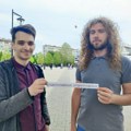 Studenti u Leskovcu u akciji lepljenja i podele nalepnica, poručuju da su spremni za izbore