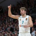 (VIDEO) Istorija: Dečački osmeh i prva trojka Luke Dončića