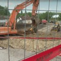 Obrušio se deo puta u Mladenovcu, zvaničnici ne govore zašto: Građani čije su kuće ugrožene sumnjaju na grešku investitora…