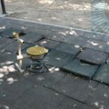 Čitaoci javljaju: Uništena podloga dečjeg igrališta u gradskom parku