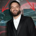 Ima pare za luksuzne restorane, a jede burek ispred zgrade! Nući uhvaćen u potpuno opuštenom izdanju: Ovakav do sada nije…