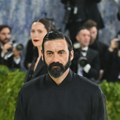 Morgan Spektor u ulozi Roberta Lengdona u Netfliksovoj adaptaciji Dena Brauna