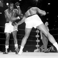 Na njegovom grobu piše samo jedna reč - i datum koji je sam izmislio: Čovek koga se plašio i Muhamed Ali skončao u mraku i u…