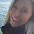 Venčanje kao iz bajke! Glumica se dovezla u besnom džipu u "sirena" venčanici, muž ne skida pogled sa nje
