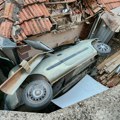 Kolima se zakucao u krov kuće: Jeziva nesreća u Novom Pazaru: Auto sleteo sa puta, crepovi leteli na sve strane (foto)