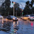 Užasavajući snimak potopa u Novom Sadu: Čovek pokušao da izvuče auto, pa završio u vodi do ramena VIDEO