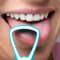 Šta je strugač za jezik i zašto ga preporučuju stomatolozi?