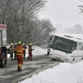 Poginuo učenik (10): Autobus se zakucao u vozilo zimske službe, 13 osoba povređeno u stravičnoj nesreći (foto)