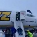 (VIDEO) Drama na letu za Krakov: Kabinu napunio dim, putnici evakuisani toboganom iz aviona