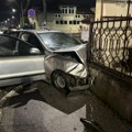 Silovit sudar u širem centru Čačka, jedno lice povredjeno: Sudarili se taksi i putničko vozilo, prednji deo automobila…