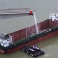 ВИДЕО: Брод ударио у мост у Кини, возила пала у воду - најмање двоје мртвих