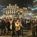 Pod nazivom “Ne ćutimo”, na Trgu Republike u Beogradu održan protest protiv nasilja nad LGBT zajednicom (VIDEO)