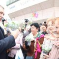 Dodik delio cveće na Trgu Krajine: Svim damama čestitao parznik, pa dao jedno vrlo važno obećanje (foto)