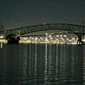 Snimljen trenutak udara broda u most: Najmanje 7 ljudi završilo u vodi, objavljeni dramatični snimci VIDEO