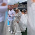 (Video) Svuda cveće po venčanici na jedno rame: Milica Kemez sa krunom na glavi se udaje za Boru Santanu: Par kakav niste…