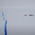(ВИДЕО) Одломила се огромна санта леда на Антарктику, настала пукотина дуга 14 километара