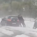 "Apokalipsa" snimak iz Kragujevca izazvao šok i nevericu: Auto se probija kroz grad kao kroz sneg - ono što je vozač…
