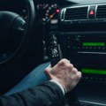 Mnogi ga koriste: Na vrućini ne smete ovo da ostavljate u automobilu