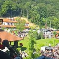 Nestavaran prizor iz "srpskog ostroga": Hiljade vernika sliva se u manastiru Tumane, patrijarh Porfirije služi liturgiju…