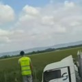 (Video) Još jedna nezgoda na: Auto-putu Kod Rume kamion završio u jarku, saobraćaj u zastoju
