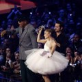 Tri nagrade i četiri haljine: Arijana Grande u svakom smislu izdominirala na MTV VMA dodeli nagrada, ne zna se koji je autfit…