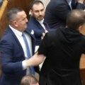 Tuča u parlamentu, hvatali se za vratove Slovački poslanici se gađali flašama, jedan od njih vrištao dok su ga gušili